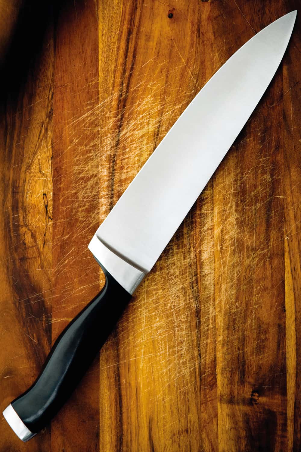 knife on chopping board