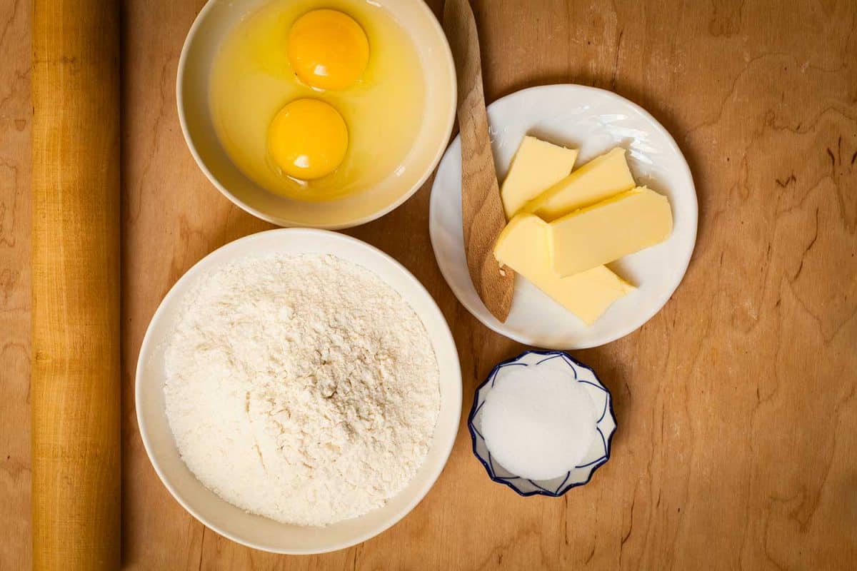 Bake ingredients and kitchen tools