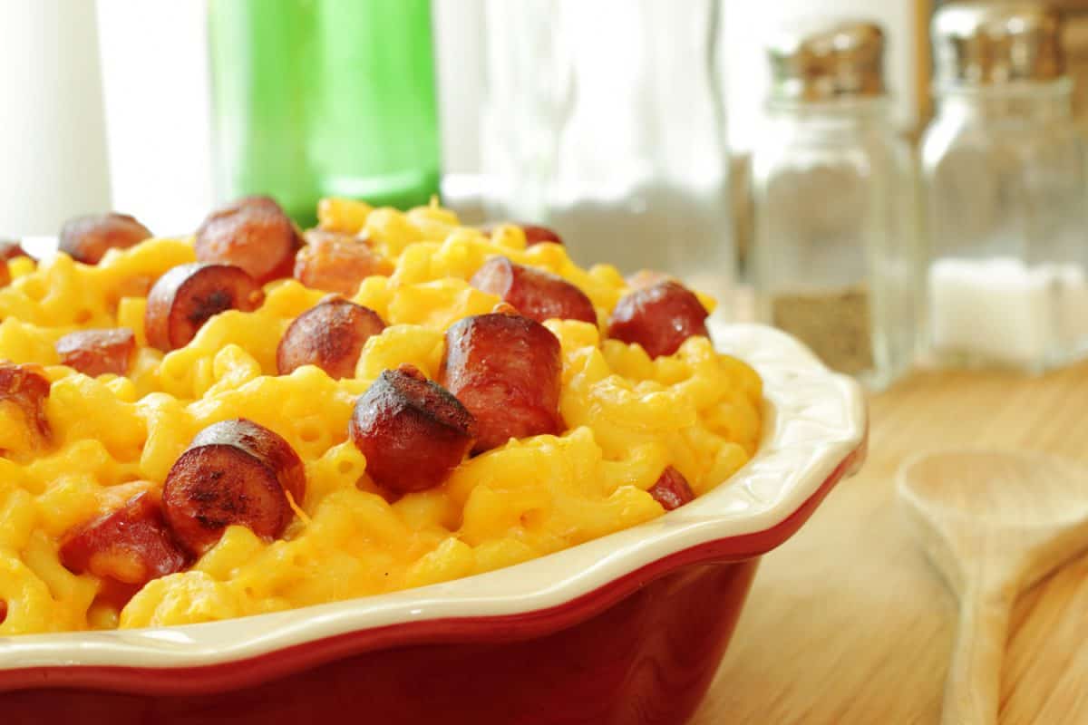 Macaroni and cheese with grilled hot dogs chunks