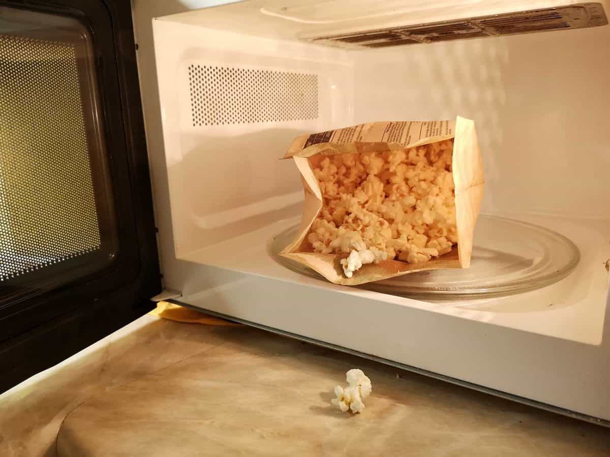 Cooking popcorn in the microwave