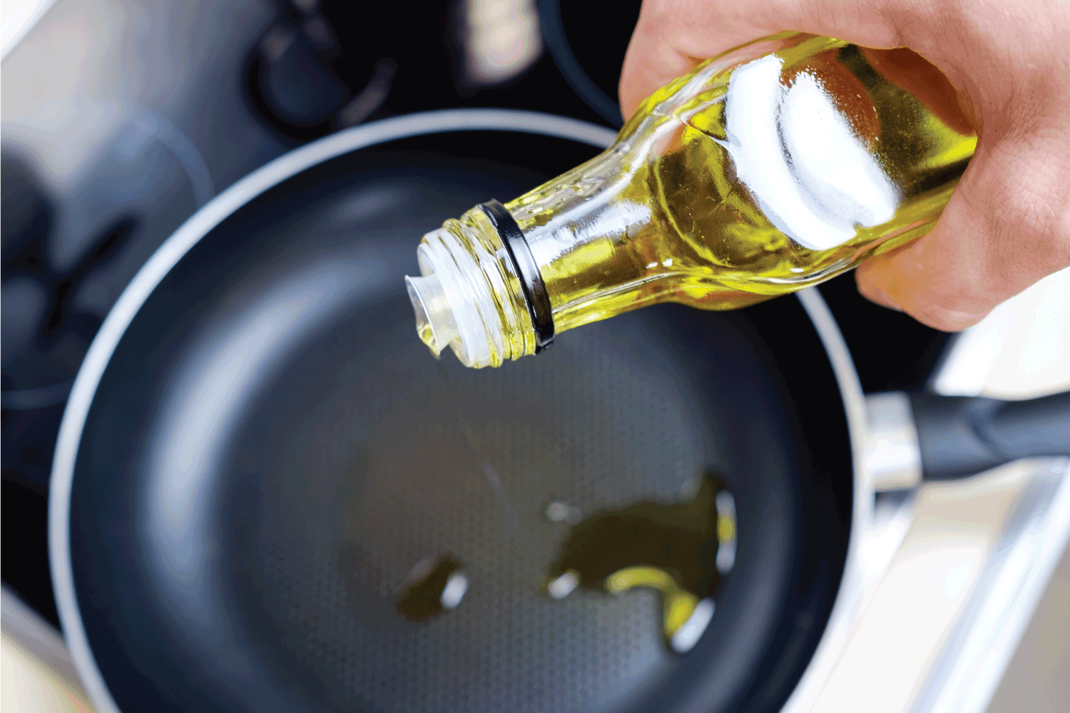 Dripping pan, sunflower oil and black induction cooker