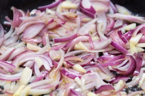 Read more about the article Can You Cook Onion And Garlic Together?