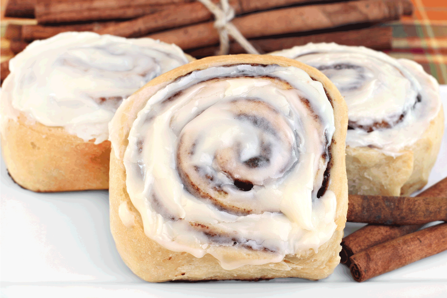 Can You Microwave Cinnamon Rolls? - Kitchen Seer