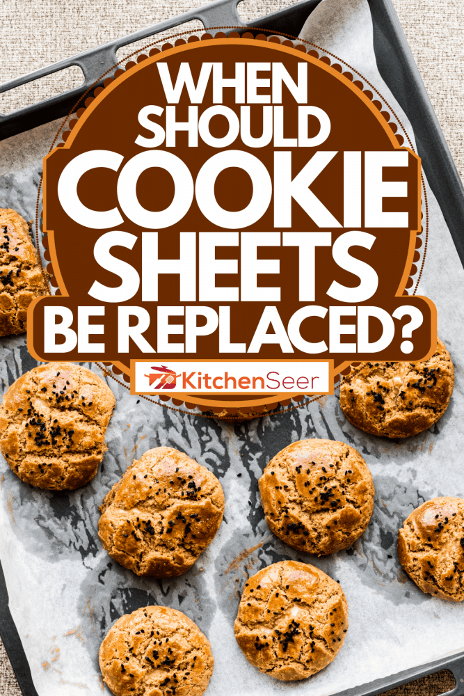 Freshly baked cookies placed on a cookie tray, When Should Cookie Sheets Be Replaced?