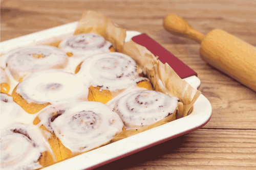 Read more about the article What Kind Of Pan Is Best For Baking Cinnamon Rolls?