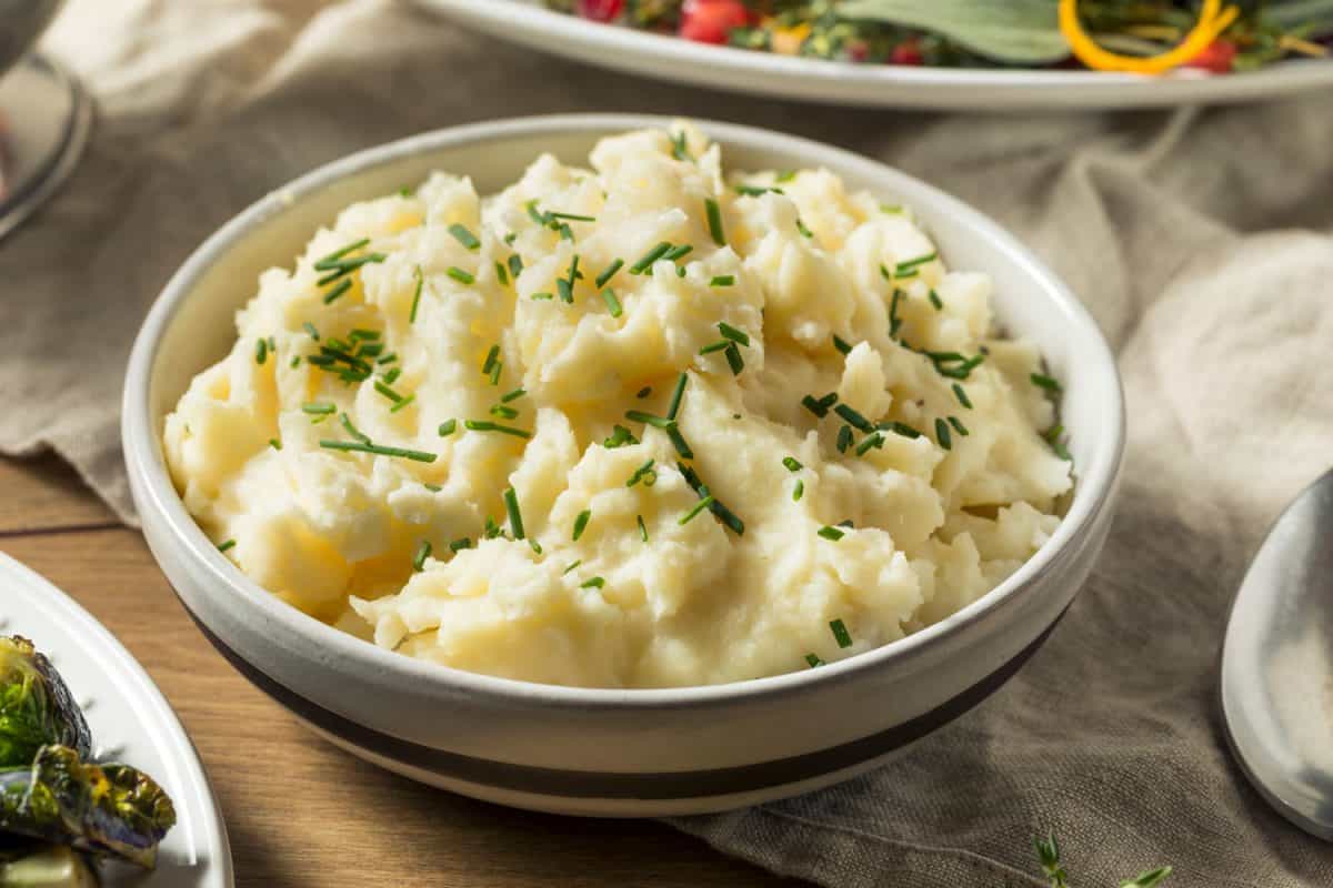 Mashed potato garnished with sliced chives