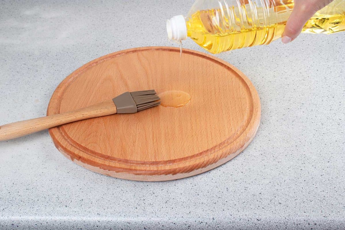 Processing a cutting board with oil