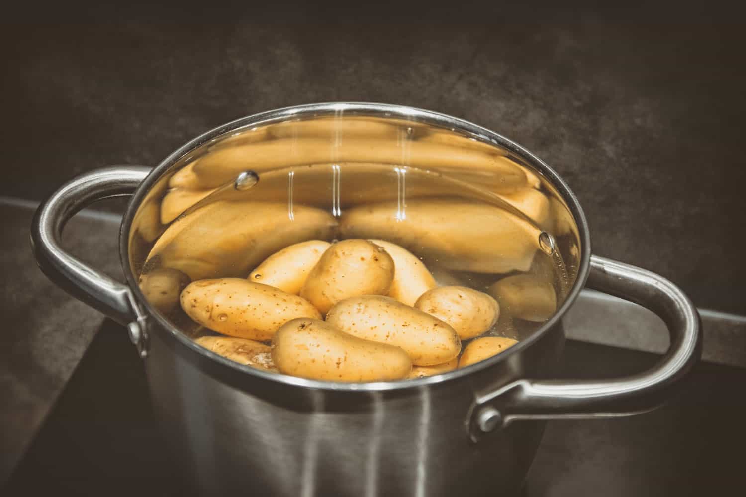 Картошку варить в холодной или горячей воде. Potatoes are boiled in Water. Potatoes for boiling. Boiled one. Горячая картошечка вери хот потейто.