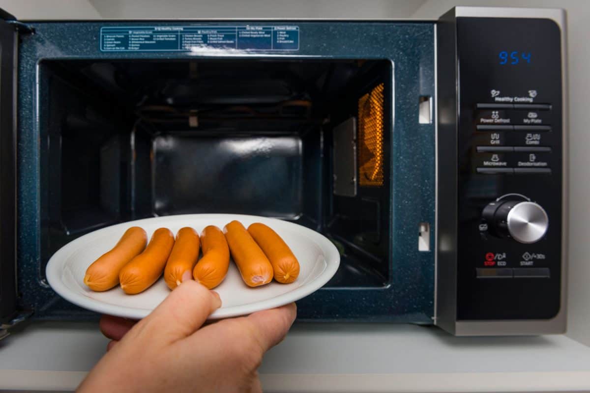 heating wiener in microwave oven using corelle plate