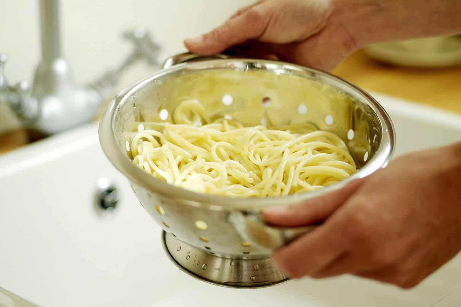 Промывать ли спагетти после варки. Зачем промывать макароны. Промывать макароны после варки или нет. Когда промывать макароны.