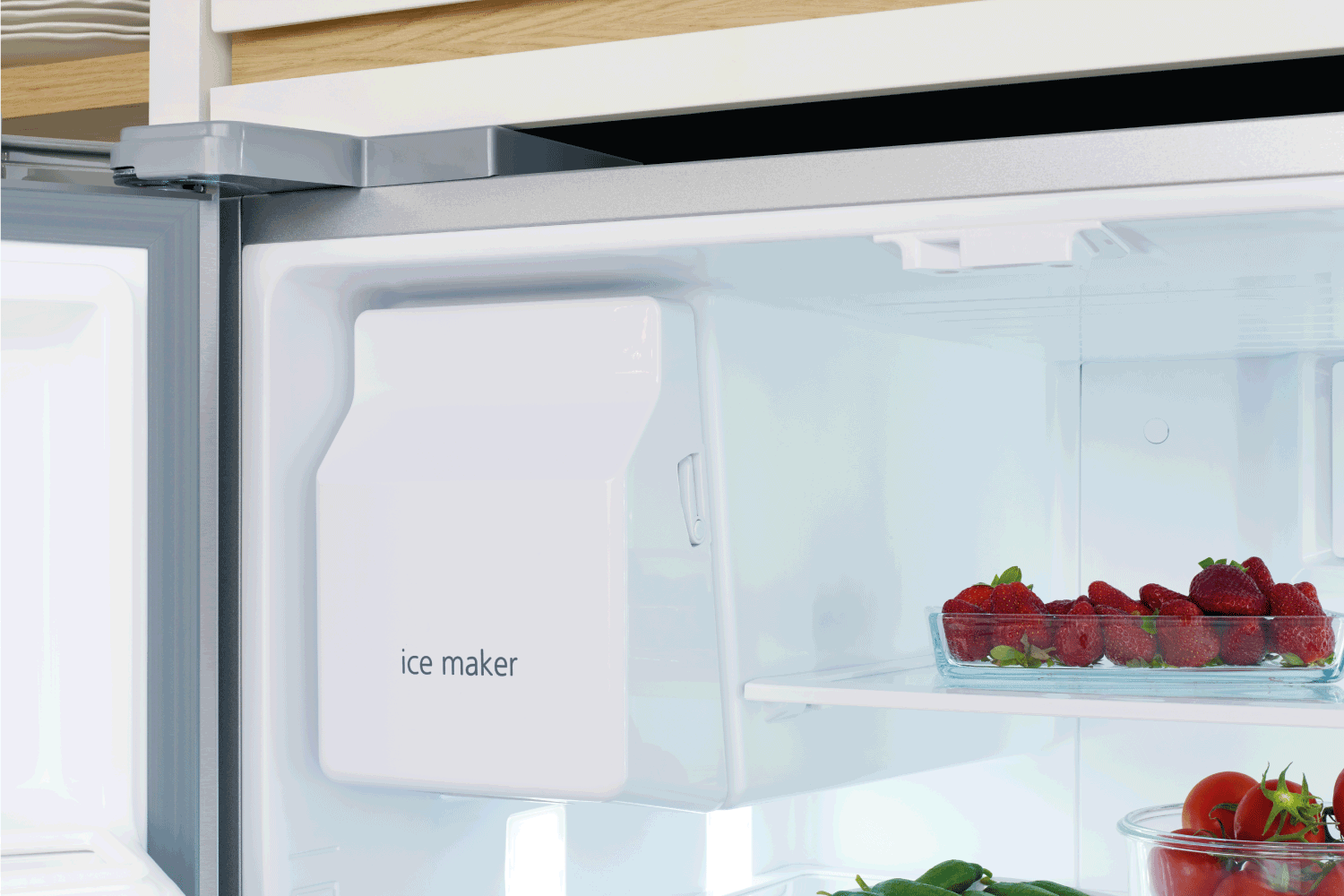 Automatic ice maker in refrigerator