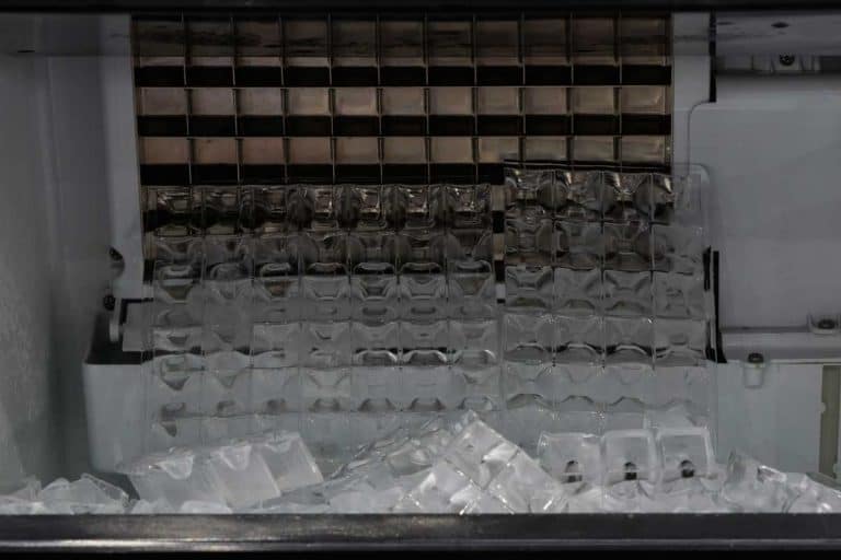 Ice cube in ice making machine, Do Ice Makers Turn Off Automatically?