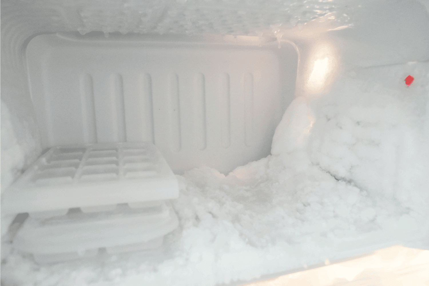 Freezer in the refrigerator. With too much ice Impact on the refrigerator does not work fully