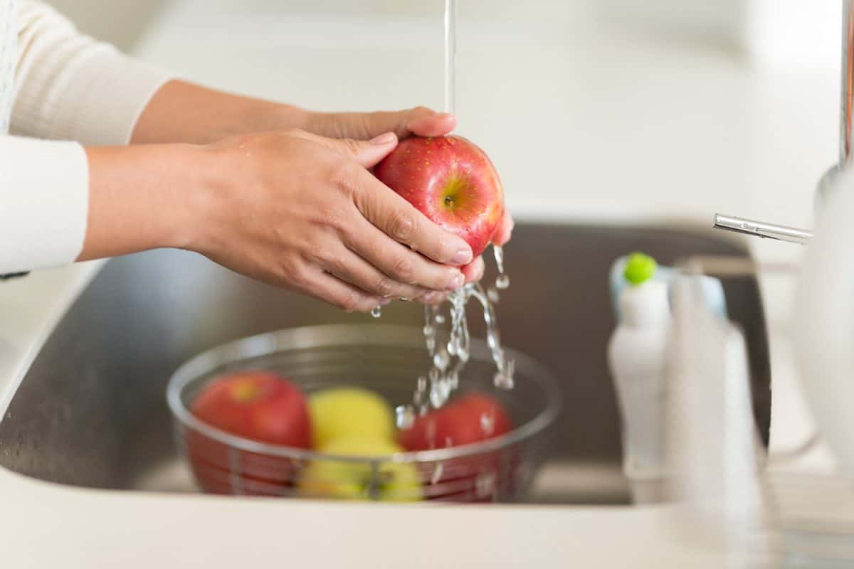 Washing and soaking apples