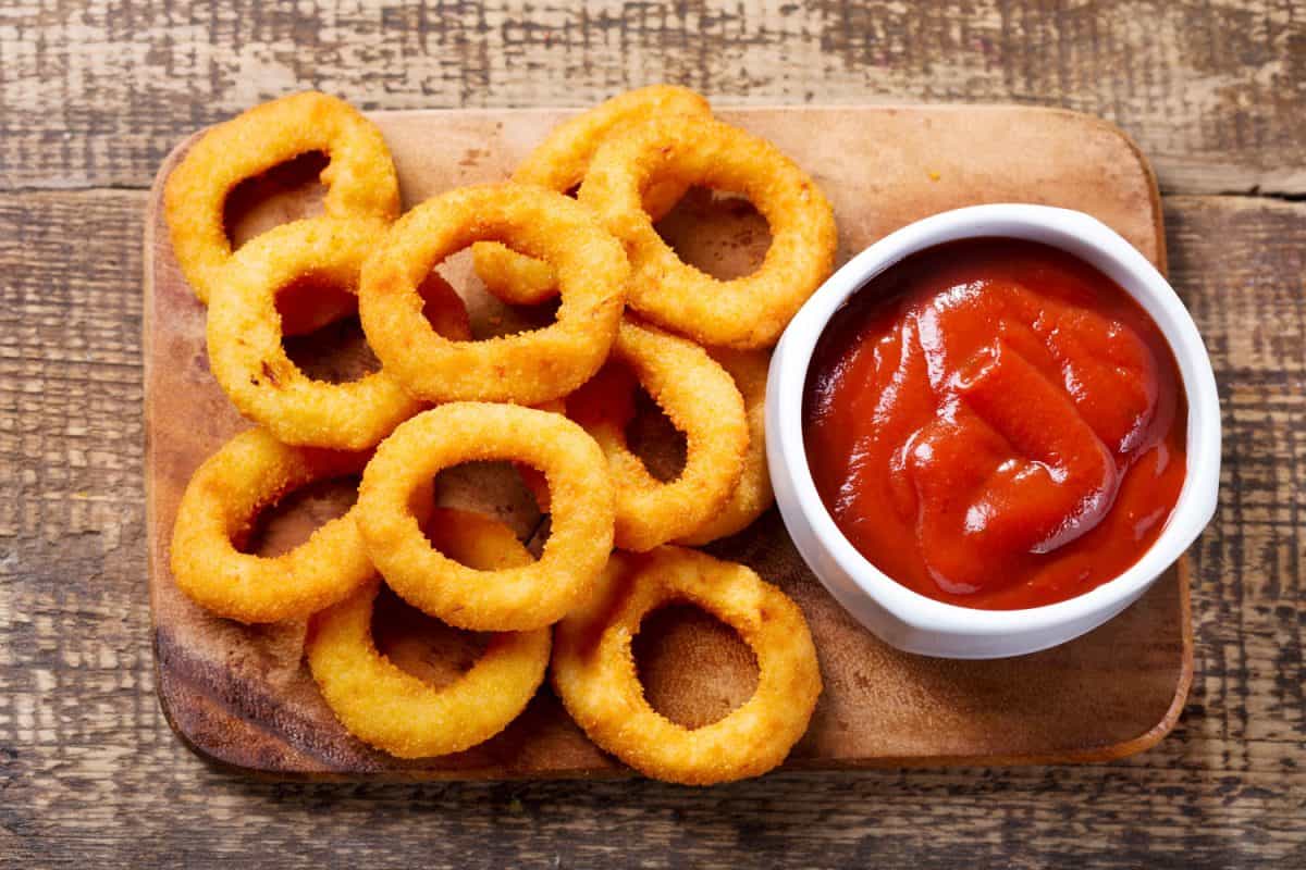 Delicious onion rings with a delicious tomato dip on the side