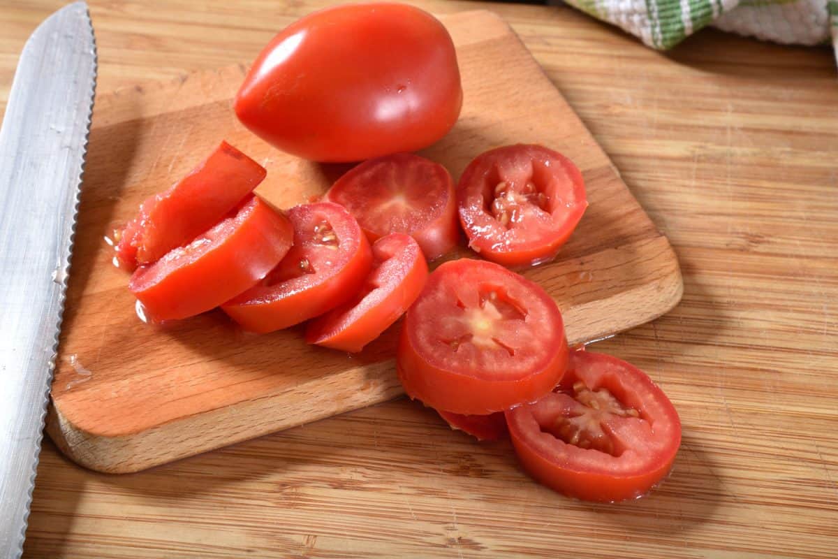 Fresh slices of tomatoes on the chopping board