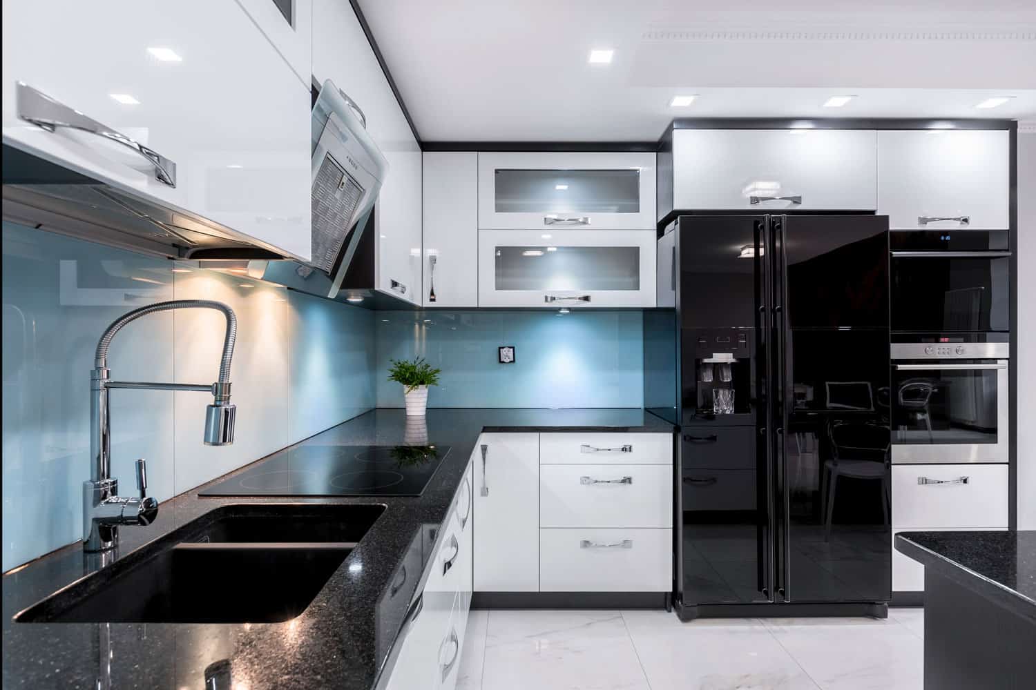 Classic combination of white cabinets on black appliances