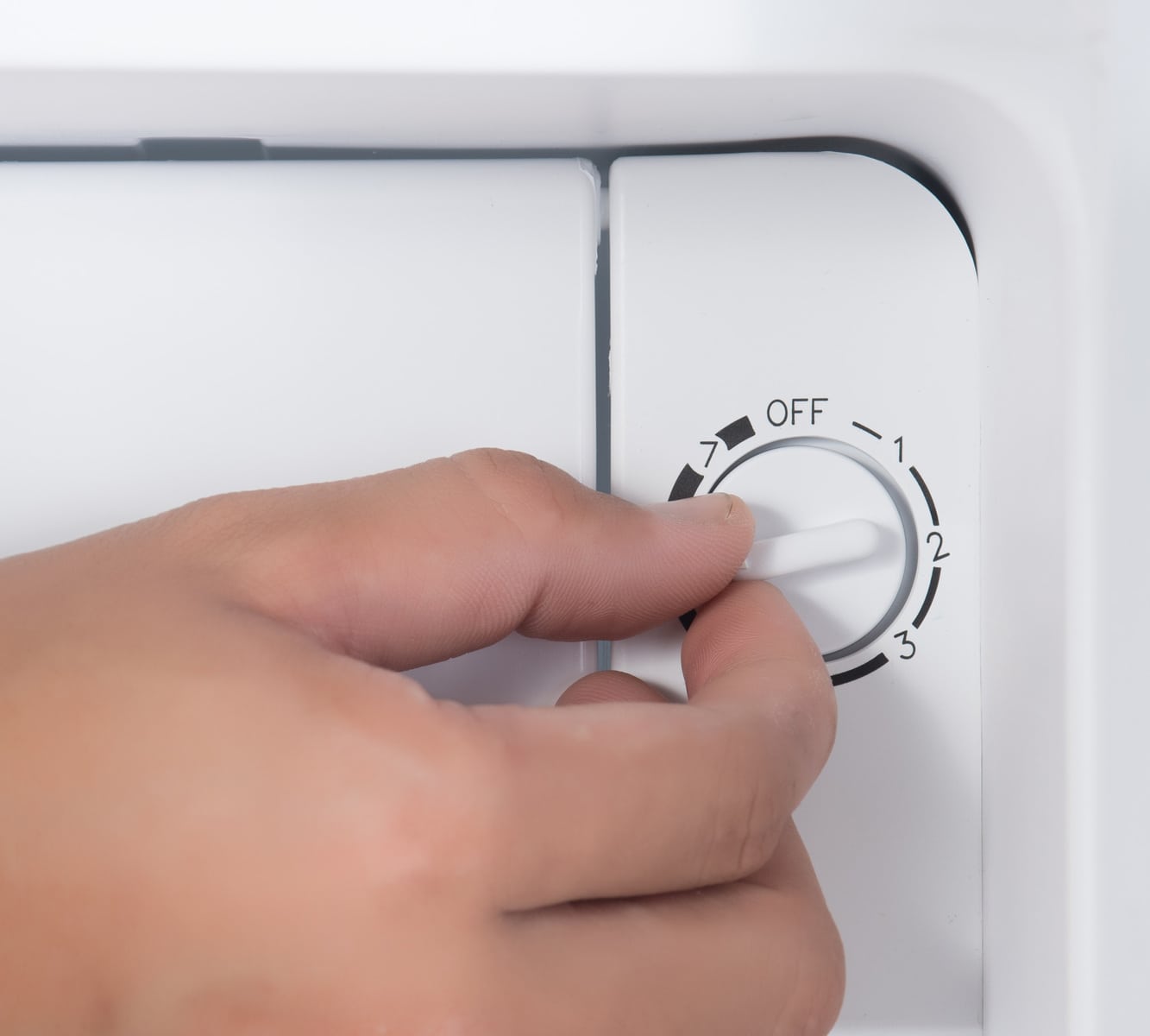 Hand rotate temperature adjuster of refrigerator