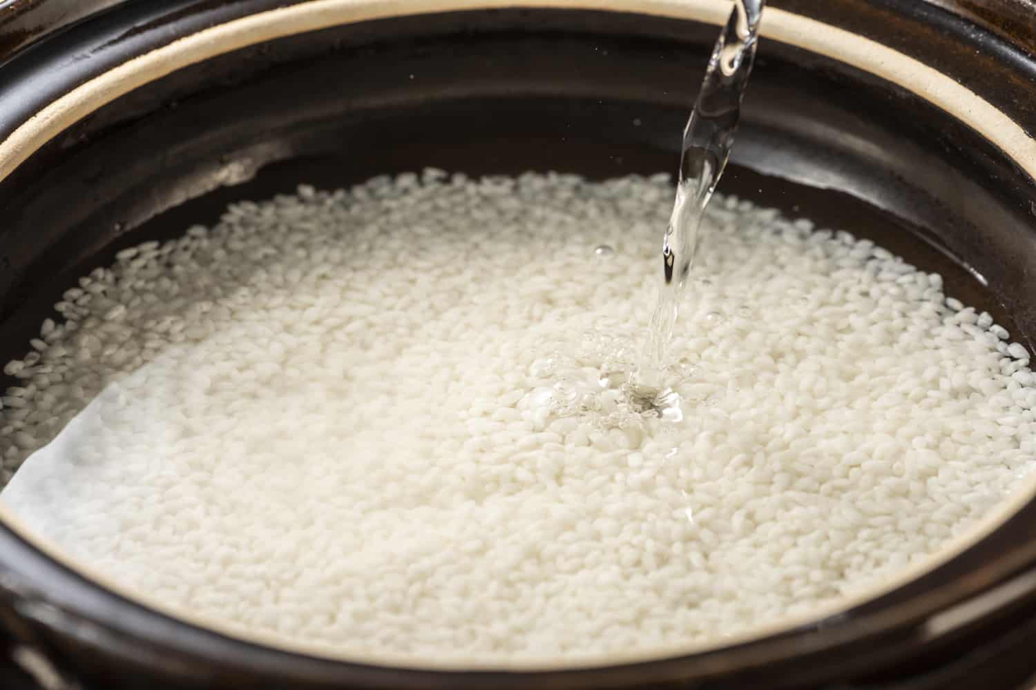 Pour water into rice