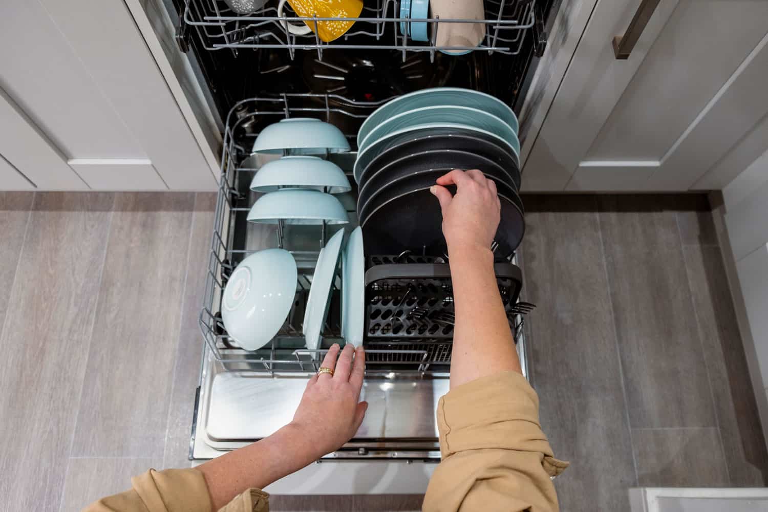 Properly manage and arrange dishes in dishwasher