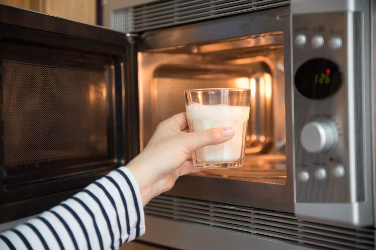 Reheat a milk in a microwave