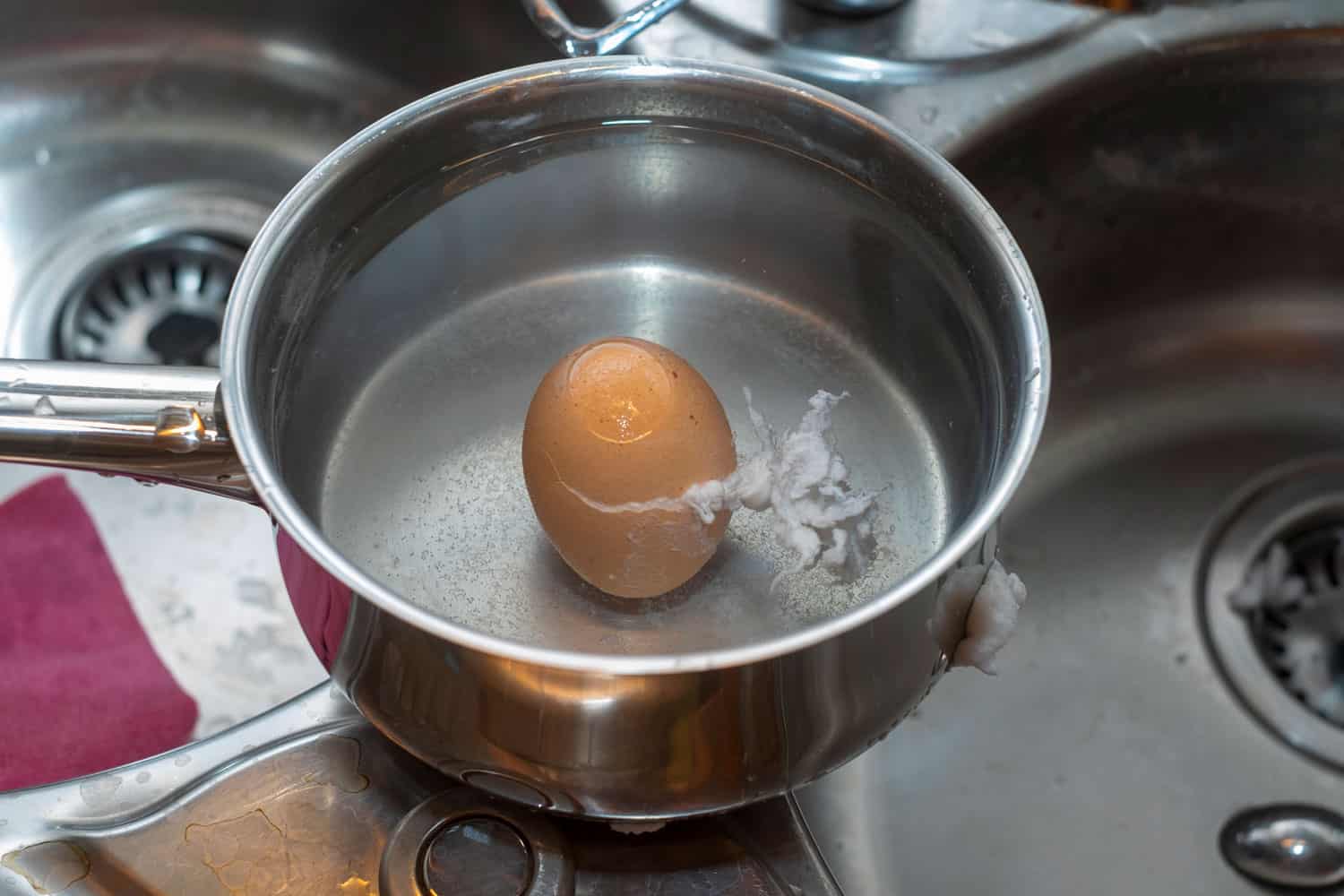 Proper heat for boiling an egg
