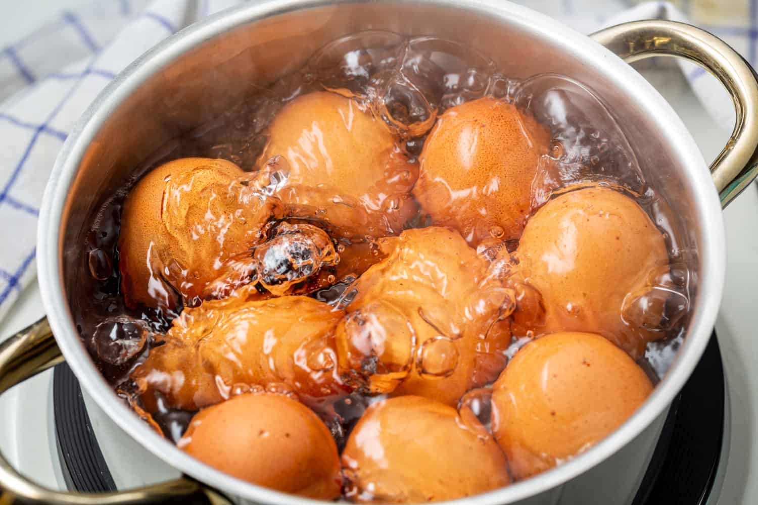 Tips and tricks for boiling an egg while not cracking
