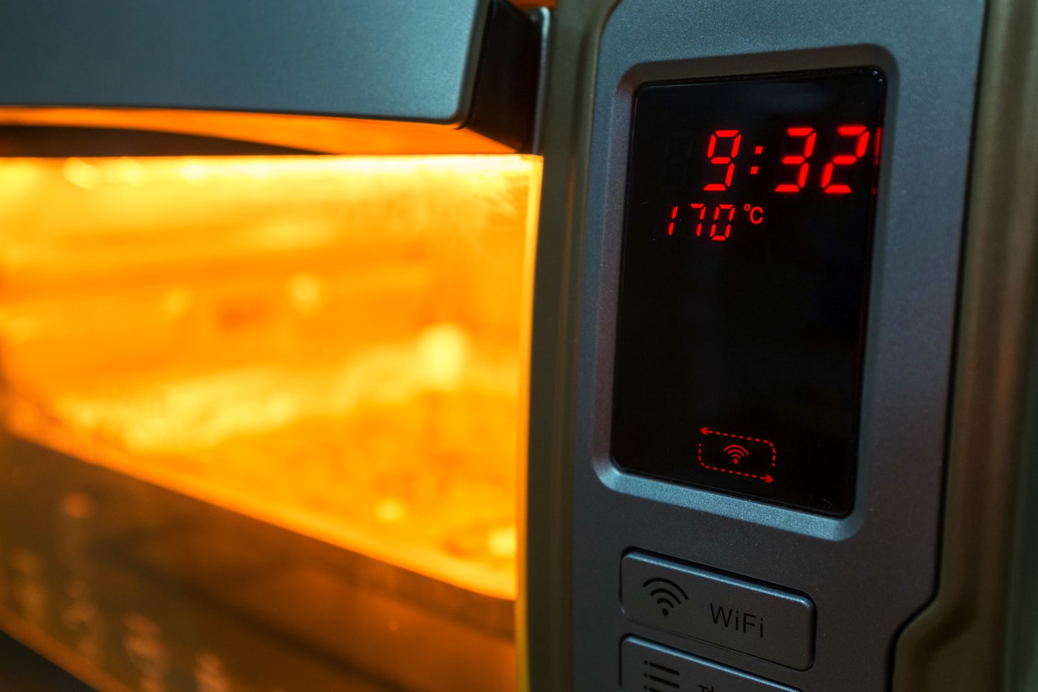Baking raspberry cookies in oven with wireless technology