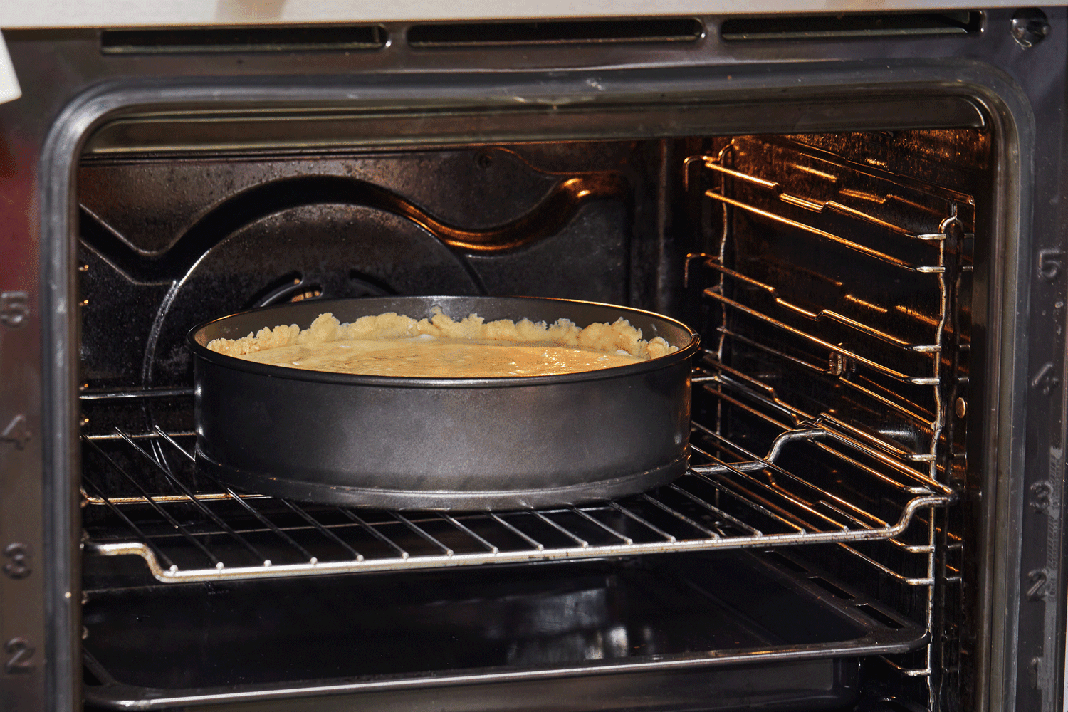 Cheesecake in the oven for baking, Step by step recipe from the Internet.