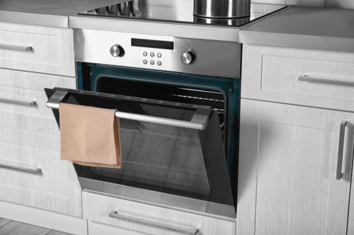 Read more about the article Why Does My Self-Cleaning Oven Smell?