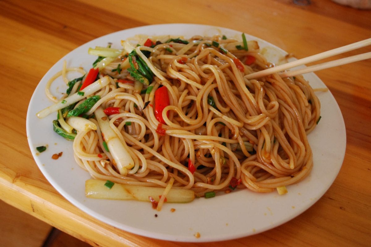 A plate full of stir fried Lo Mein noodles