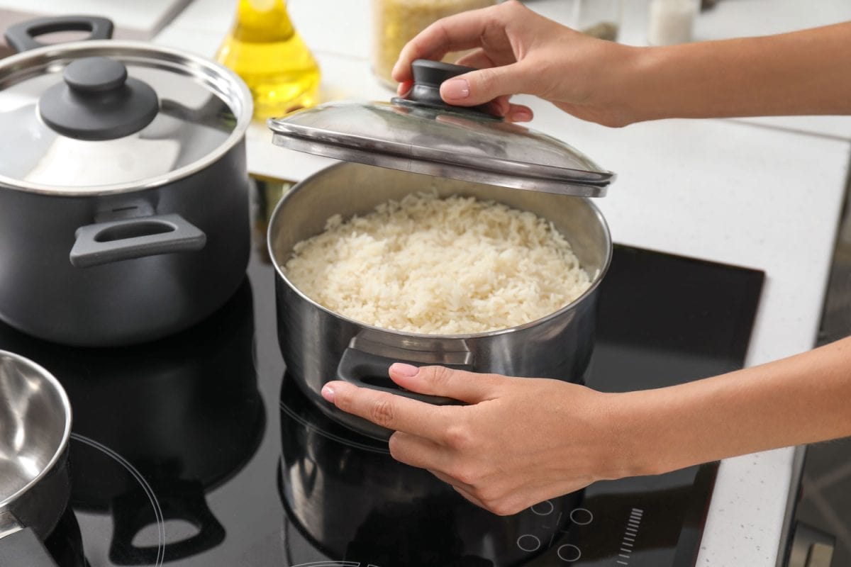 Cooking rice under electric cooktop