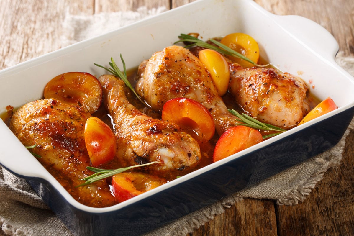 Oven roasting drumstick chicken with potatoes and tomatoes