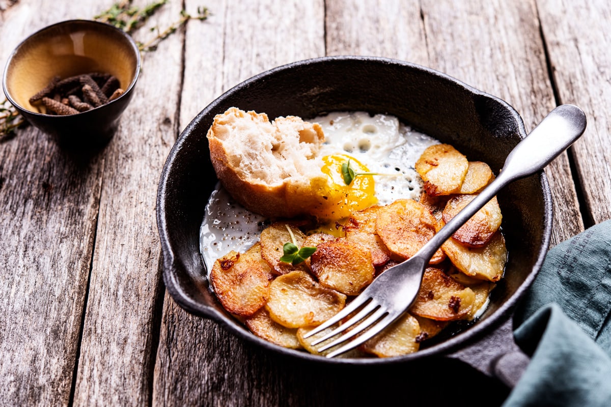 A delicious breakfast with potatoes and french bread