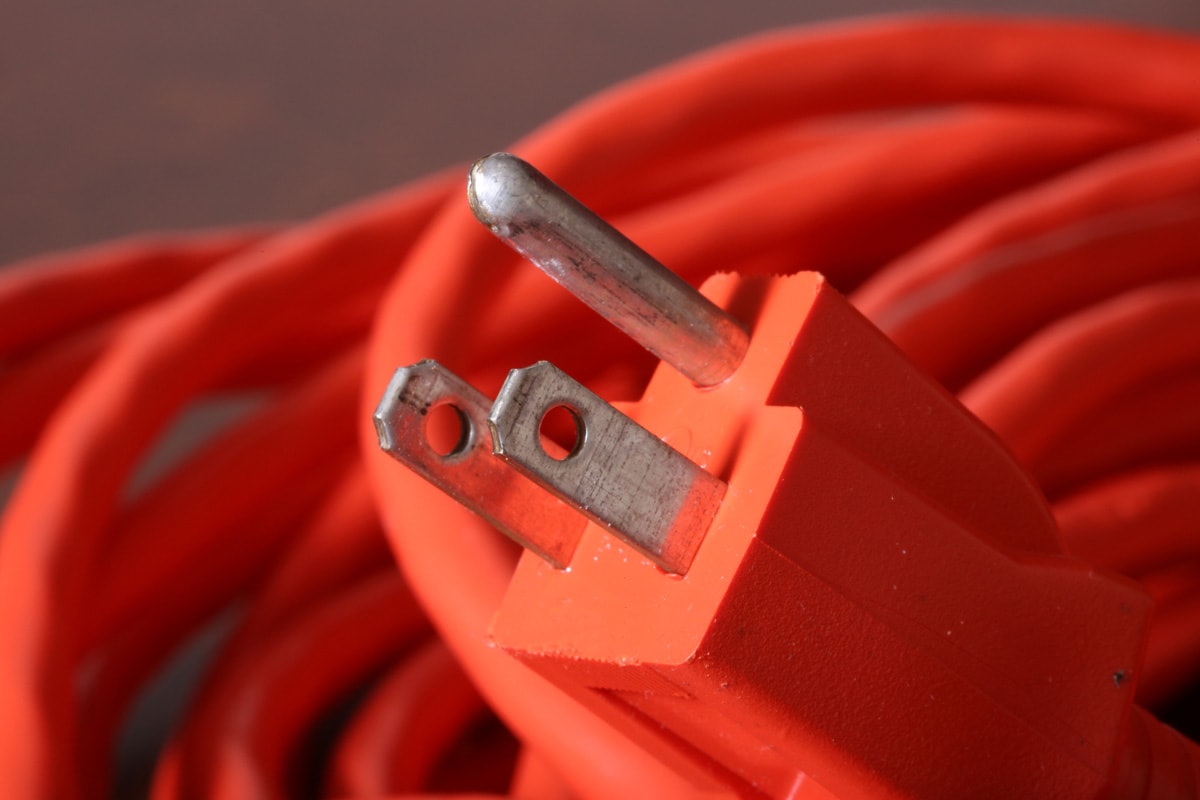 Phot depicts the three prong connector to a extension cord