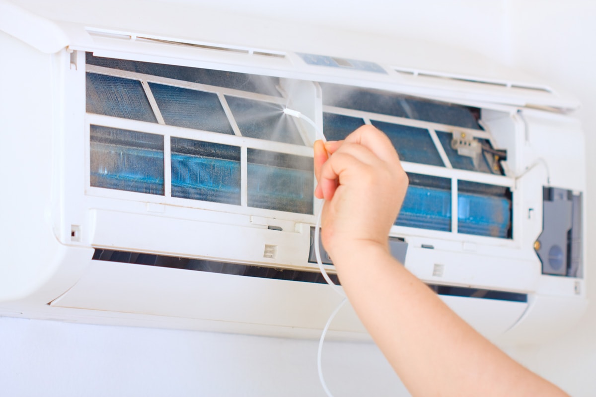 Cleaning air conditioner