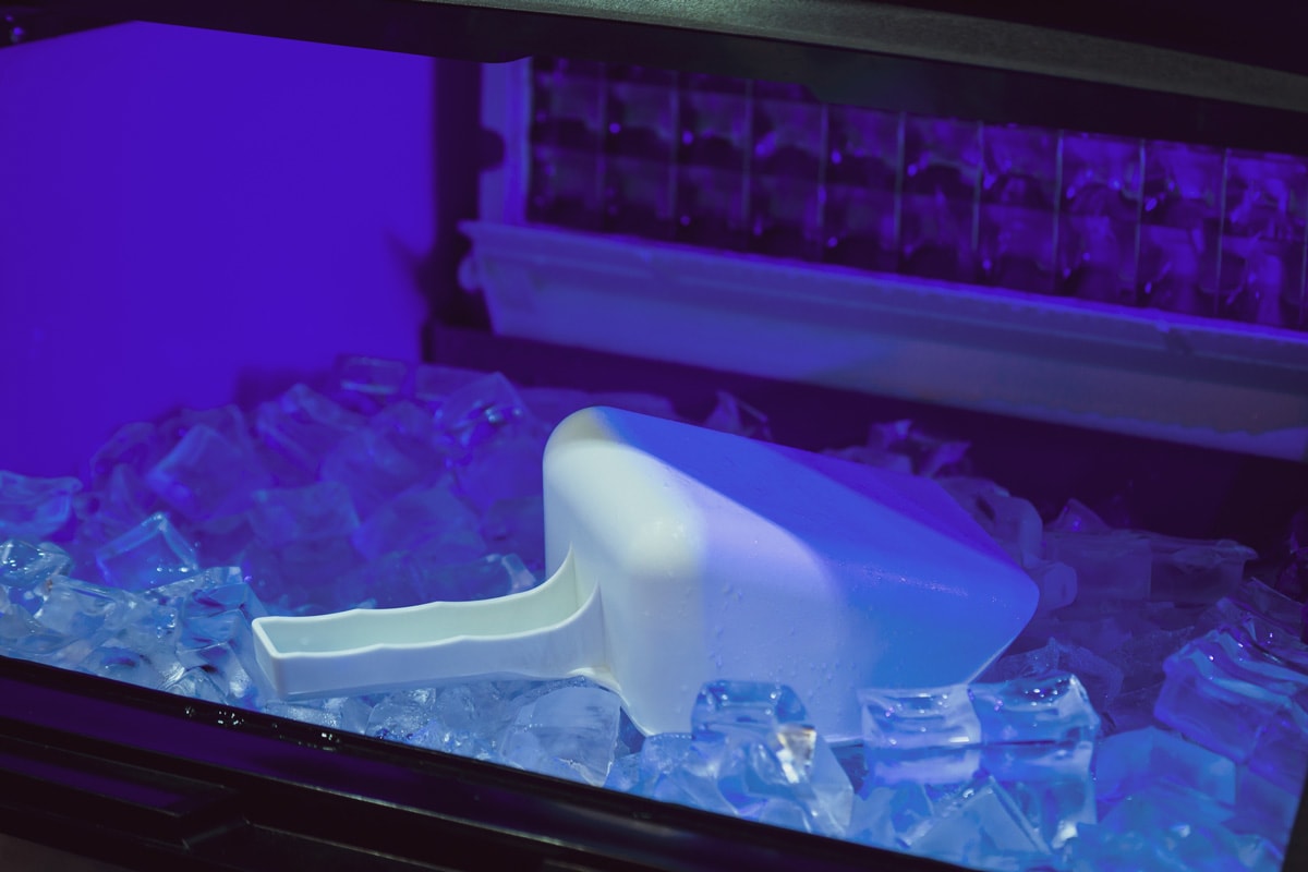 Cube ice machine. Suitable for small beverage shops.
