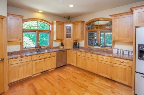 Read more about the article Maple Cabinets Vs. Oak, Birch, Cherry, Mdf, And Hickory: Which Is Right For Your Home?
