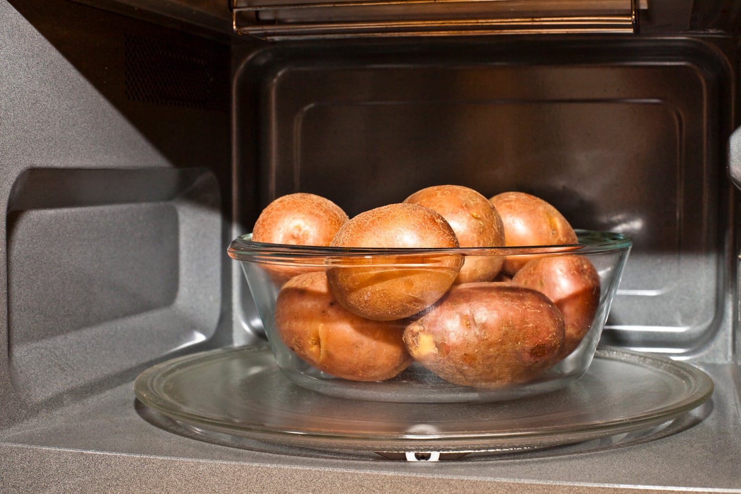 Potato tubers in the microwave