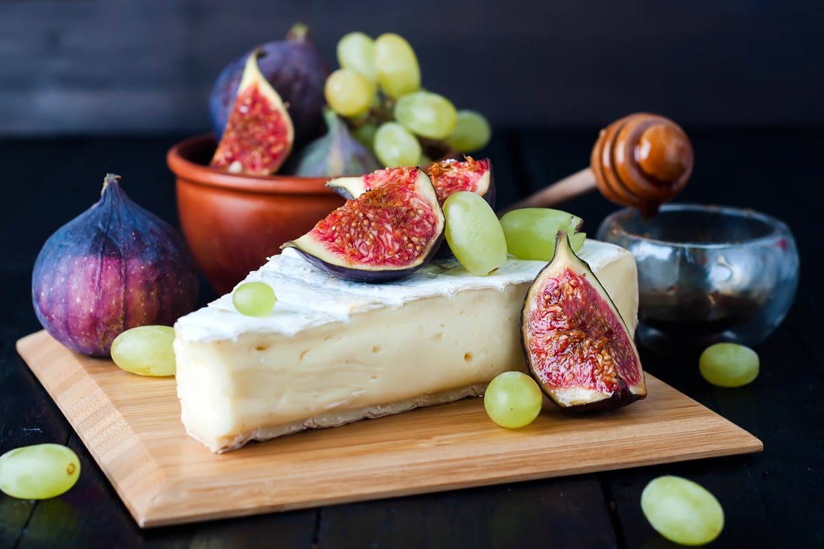 cheese with fig and grape