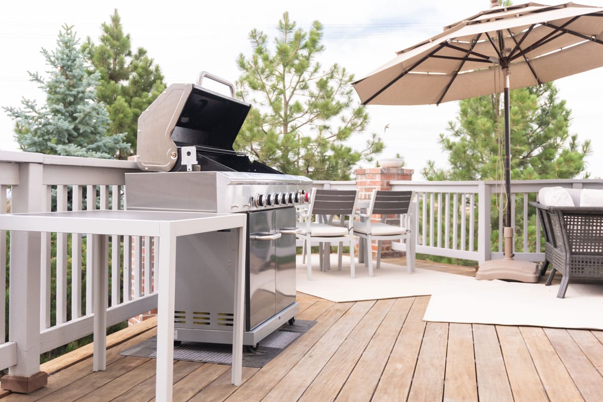 outdoor-six burner-gas-grill-on-back side view
