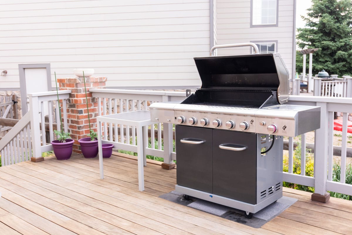 outdoor-six burner-gas-grill-on-back