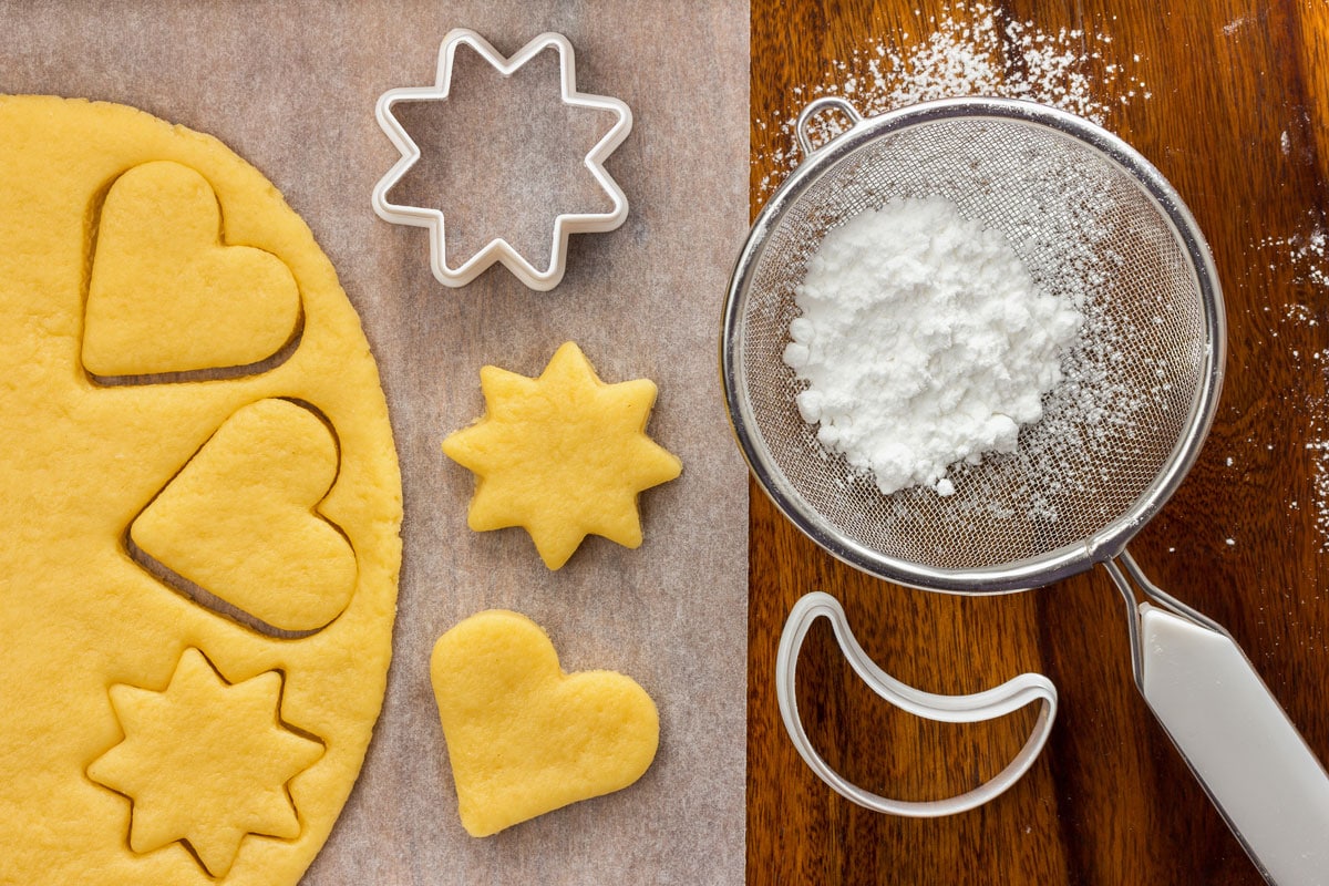 making sugar cookies cookie cutters