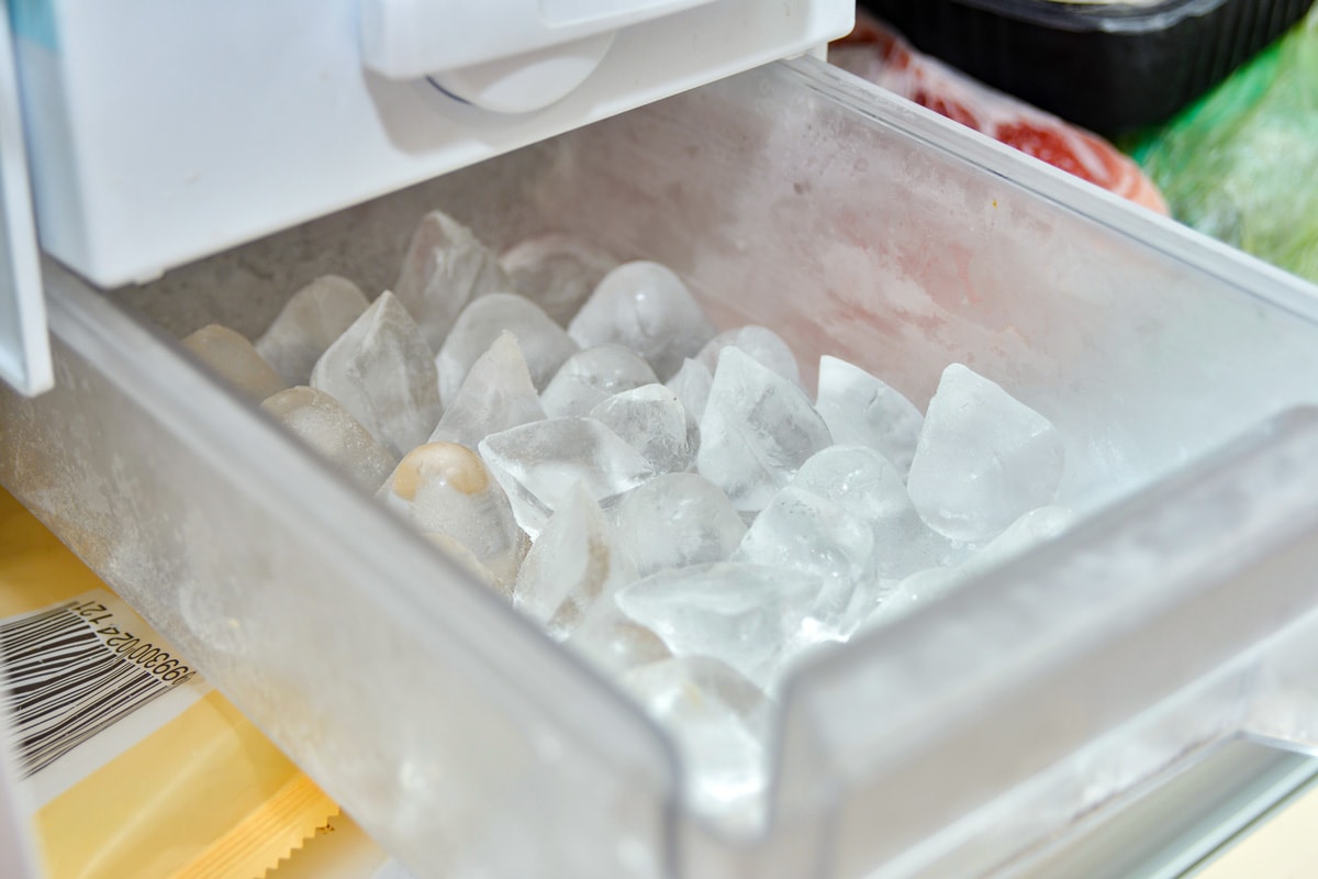 Freezer tray for freezing ice cubes in the freezer
