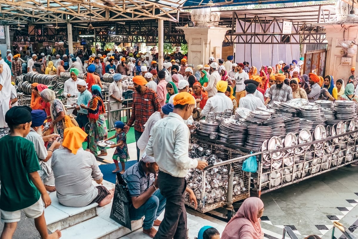 Amritsar, India – August 15, 2016 Pilgrims People come in and out Free canteen in Amritsar. This is the biggest free eatery in the world in Golden Temple, Amritsar, India