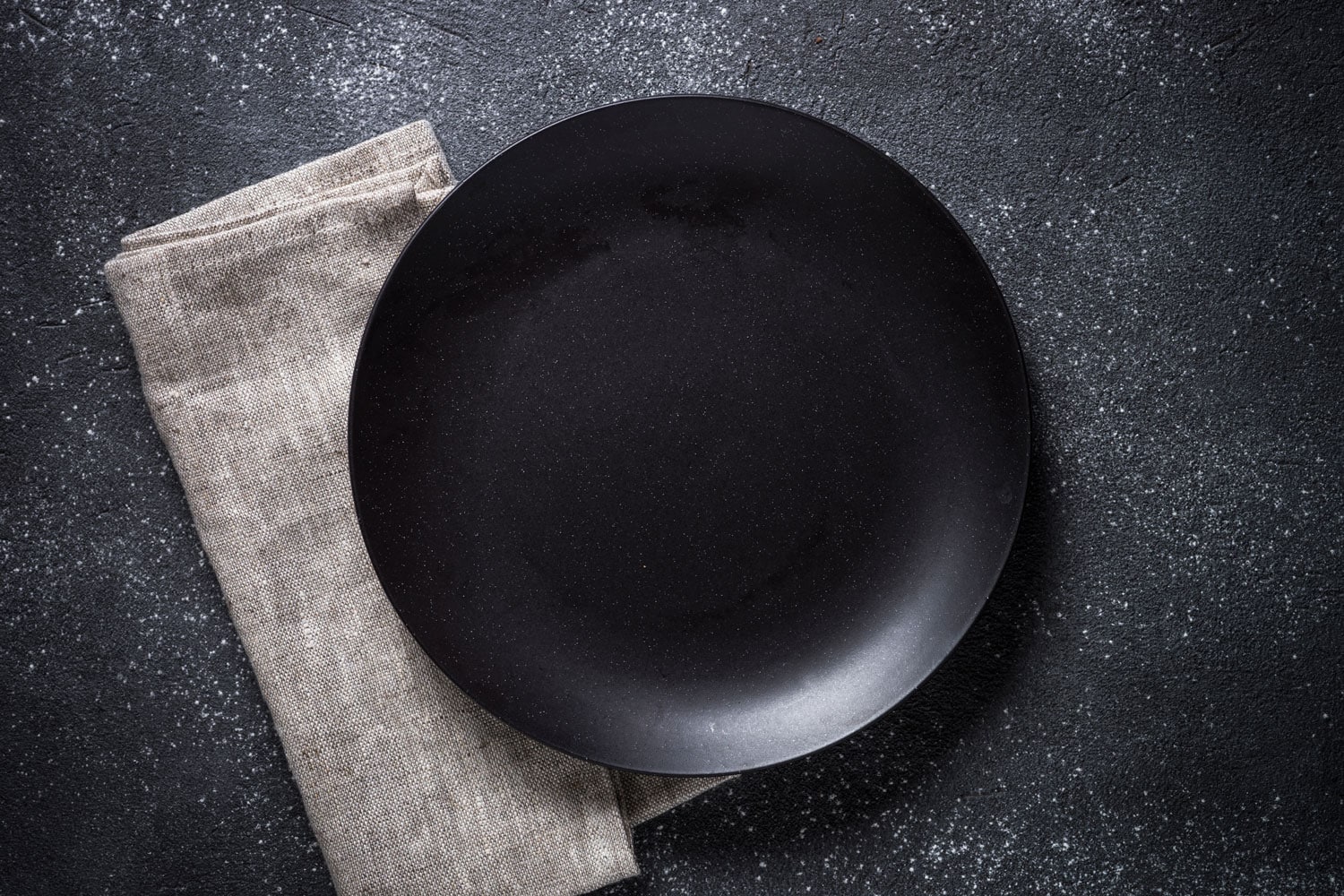 Black plate placed on the gray table