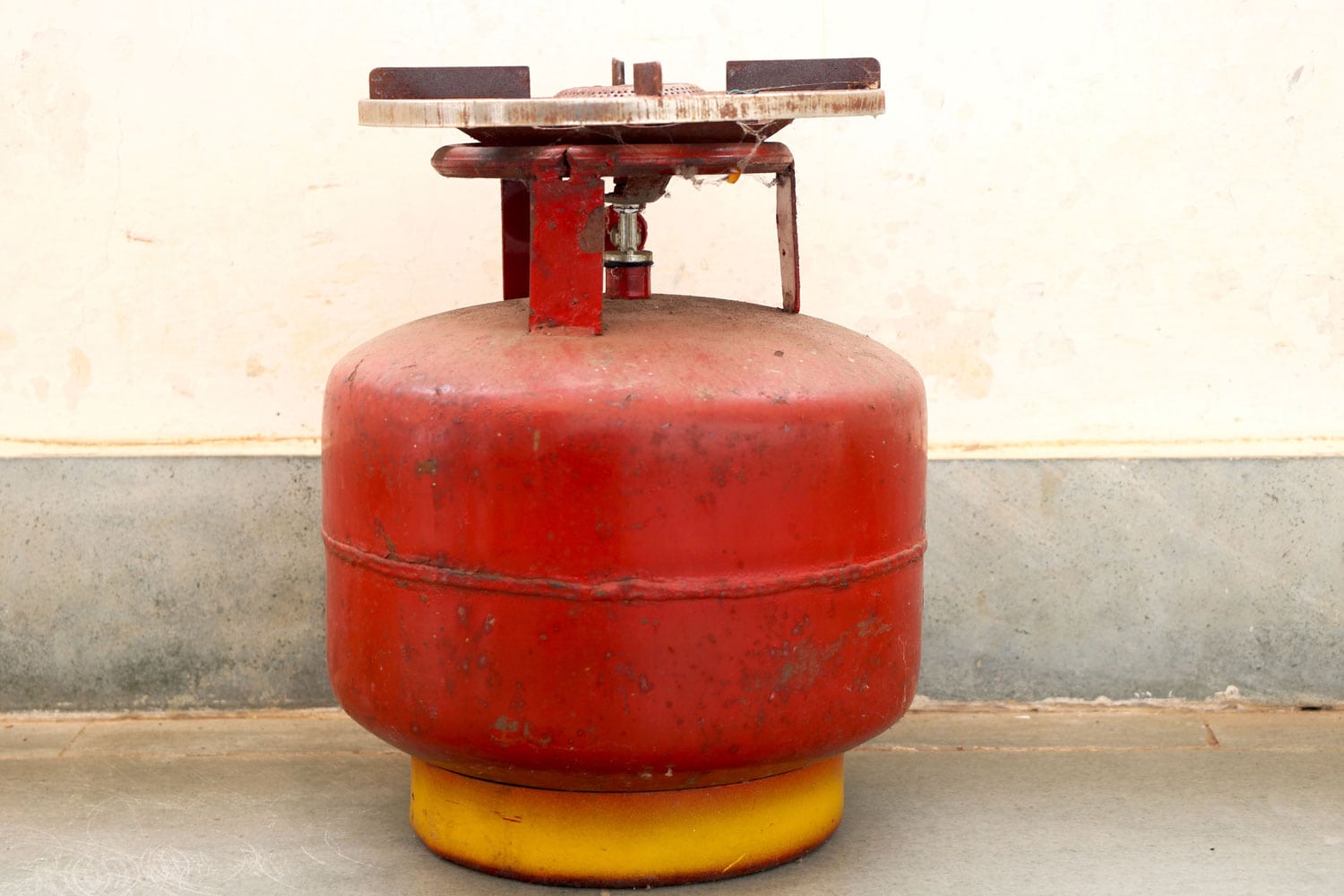 Red 9 kg gas bottle