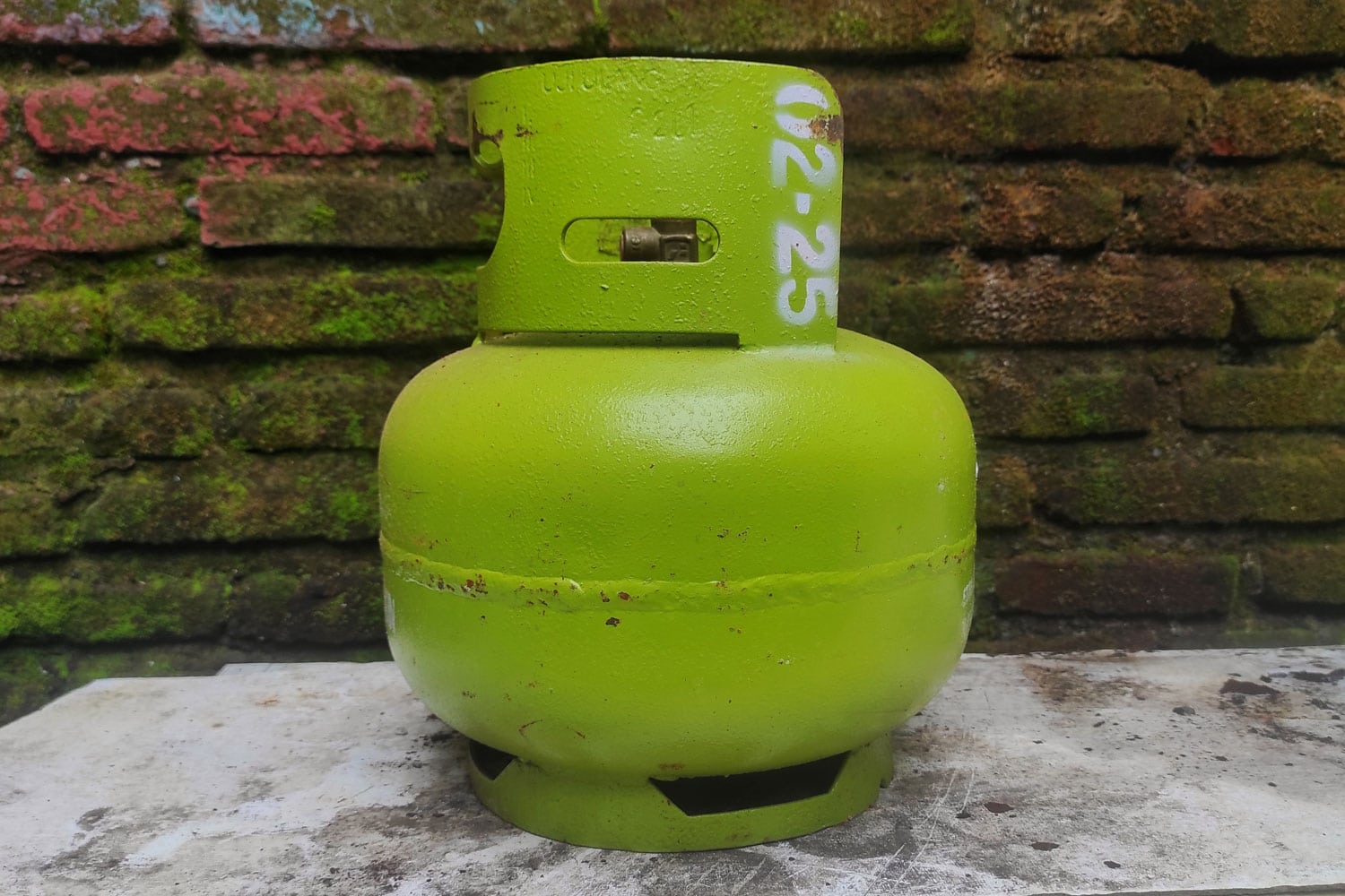 Green 9 kg gas bottle