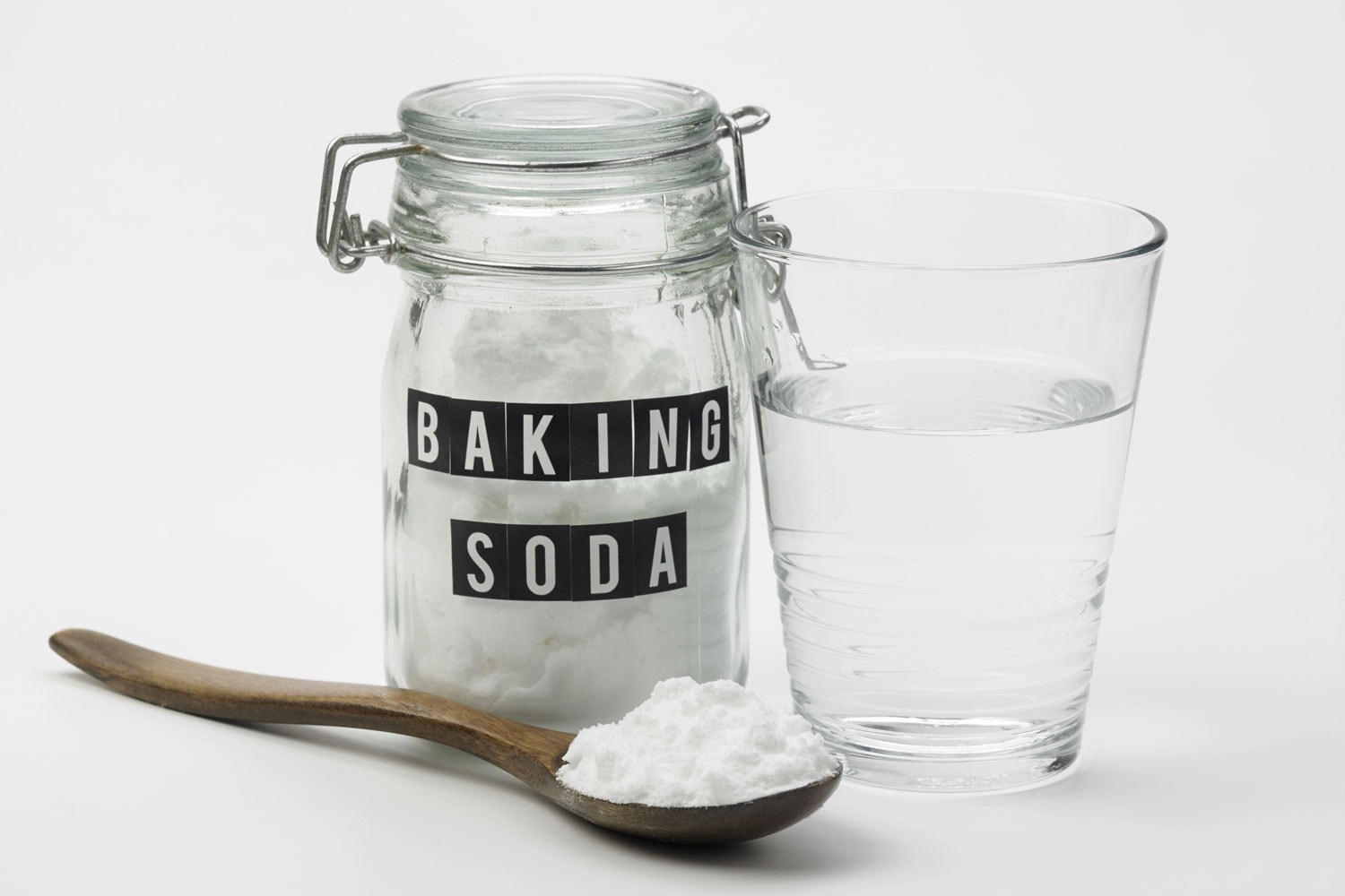 baking soda and glass of water
