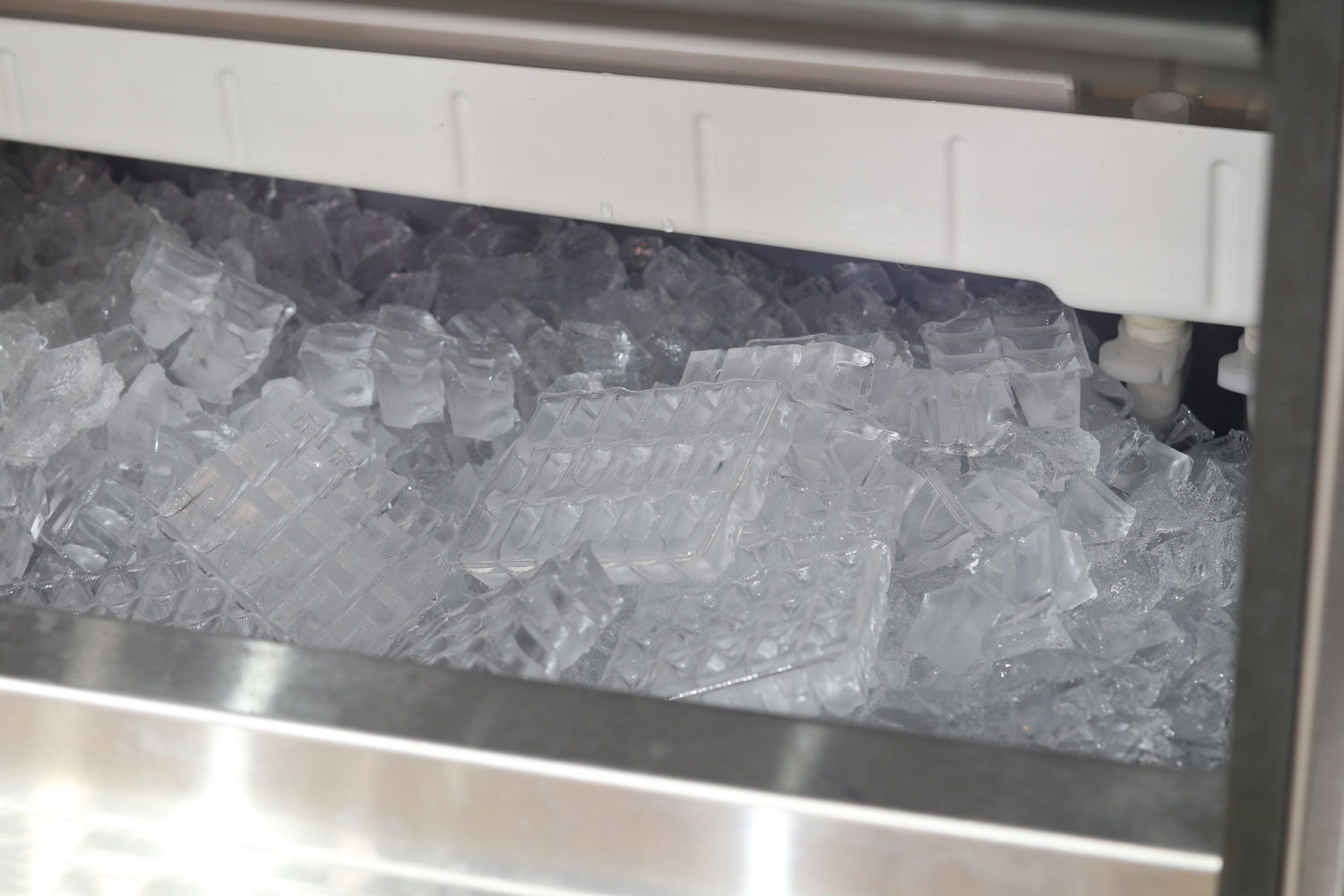 cube ice in ice maker